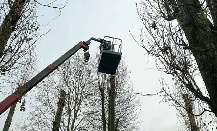 В Ельце продолжаются работы по восстановлению уличного освещения