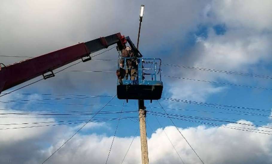 В Ельце продолжаются работы по восстановлению уличного освещения