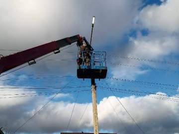 В Ельце продолжаются работы по восстановлению уличного освещения