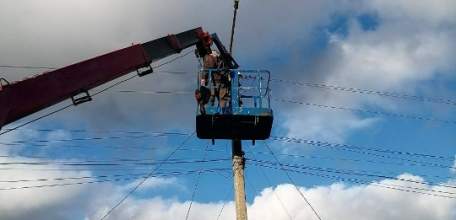 В Ельце продолжаются работы по восстановлению уличного освещения