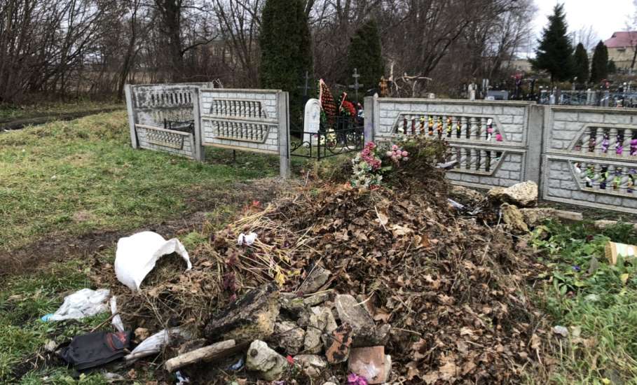 Кладбища в Елецком районе завалены мусором!