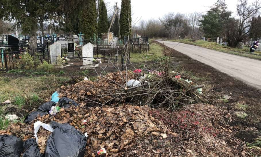 Кладбища в Елецком районе завалены мусором!