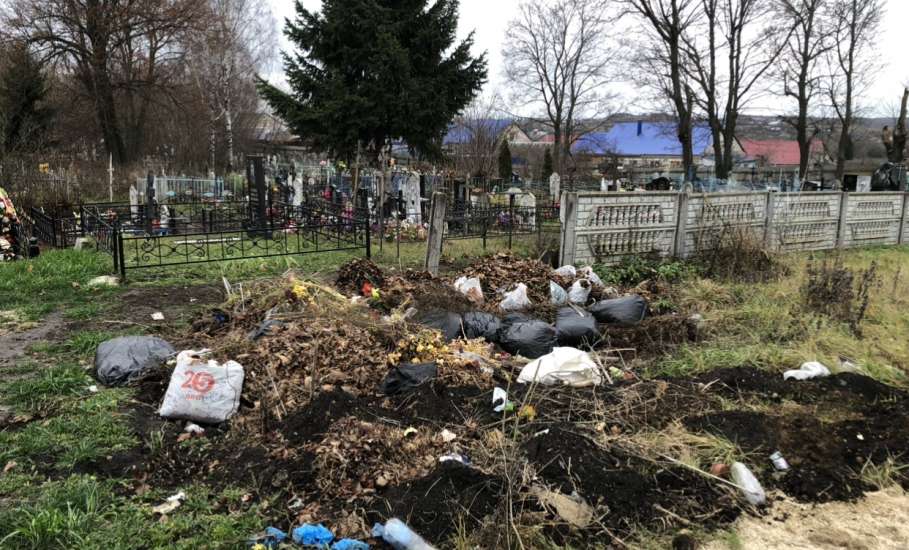 Кладбища в Елецком районе завалены мусором!