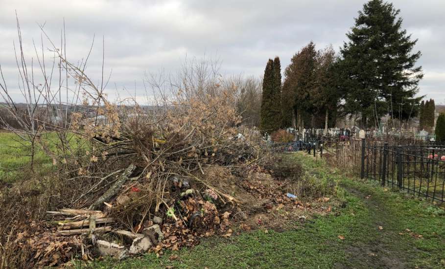 Кладбища в Елецком районе завалены мусором!