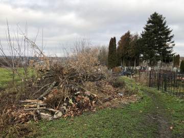 Кладбища в Елецком районе завалены мусором!
