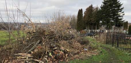 Кладбища в Елецком районе завалены мусором!