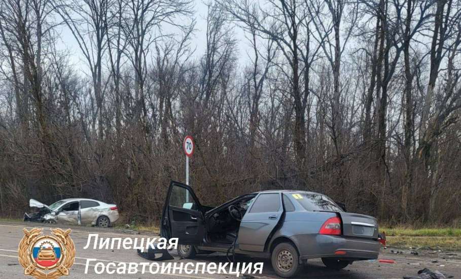 В Задонском районе автоинспекторы устанавливают обстоятельства ДТП, в котором пострадали четыре человека!