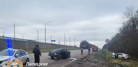 В Задонском районе автоинспекторы устанавливают обстоятельства ДТП, в котором пострадали четыре человека!