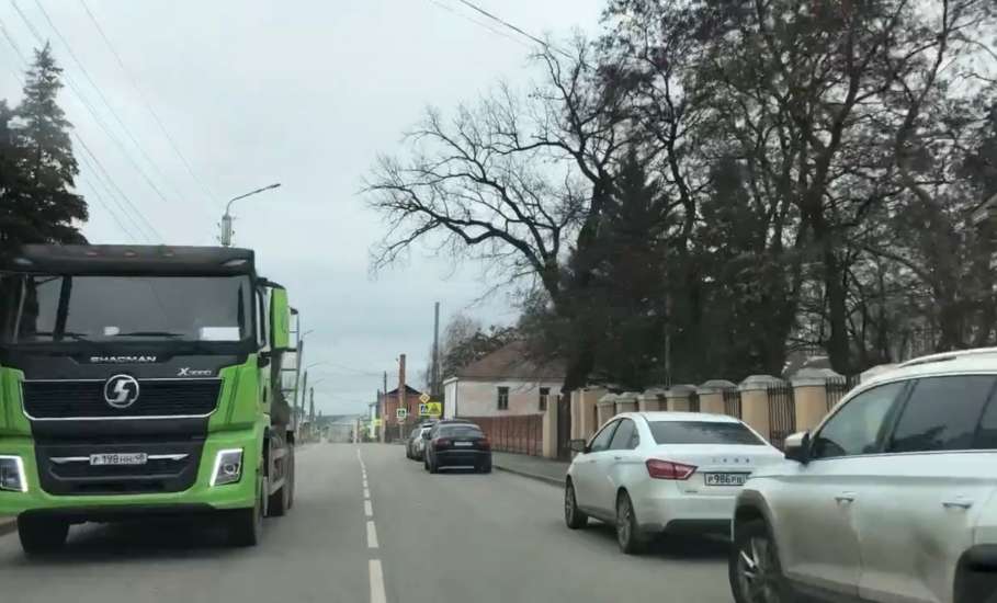 Автомобилисты жалуются на заставленную машинами дорогу у администрации Елецкого района!