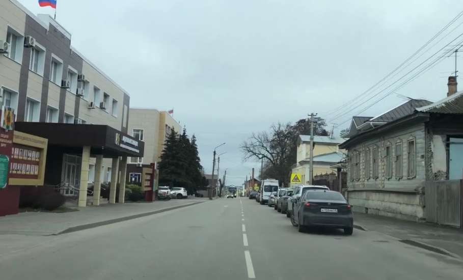 Автомобилисты жалуются на заставленную машинами дорогу у администрации Елецкого района!