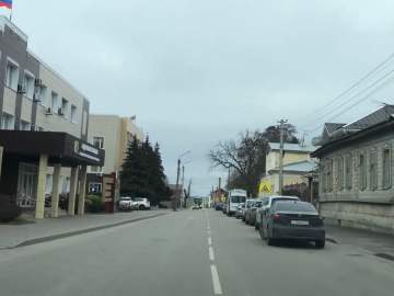 Автомобилисты жалуются на заставленную машинами дорогу у администрации Елецкого района!