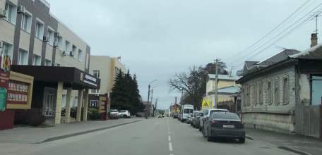 Автомобилисты жалуются на заставленную машинами дорогу у администрации Елецкого района!