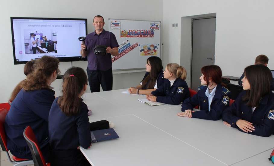 В VR-шлемах изучают программирование школьники из села Каменское Елецкого района!