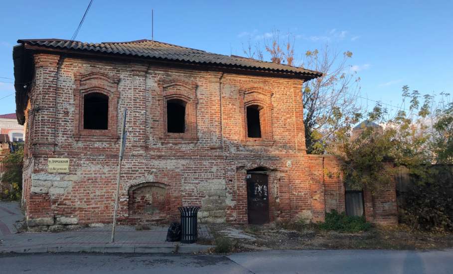 В Ельце продают старинный  «особняк» без окон и дверей за 1 рубль!