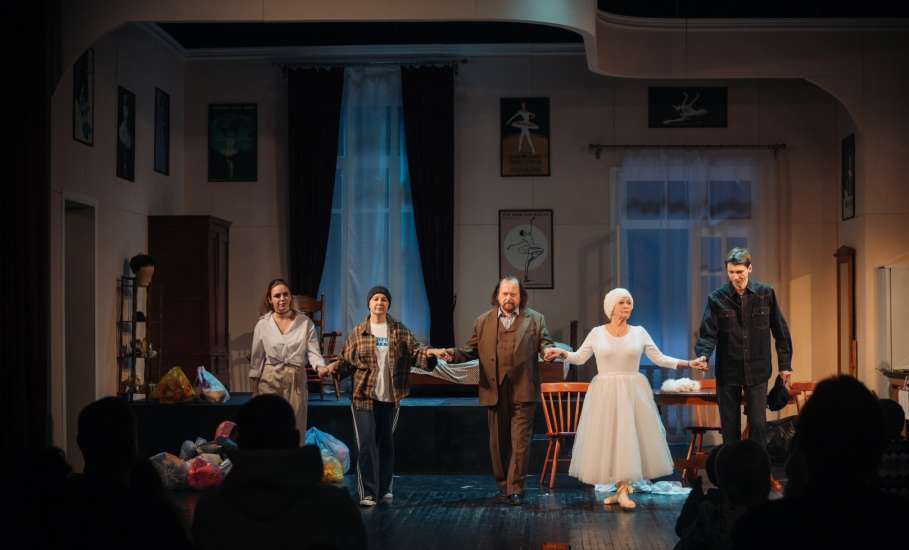 В Ельце состоялась премьера спектакля «Фиолетовые облака»