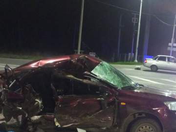 В Задонском районе в столкновении с КамАЗом пострадали водитель и пассажир «Гранты», еще один пассажир – погиб