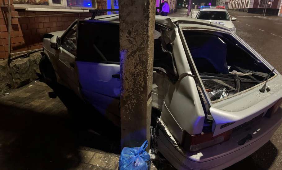 В Ельце в ДТП пострадал водитель врезавшегося в столб ВАЗа