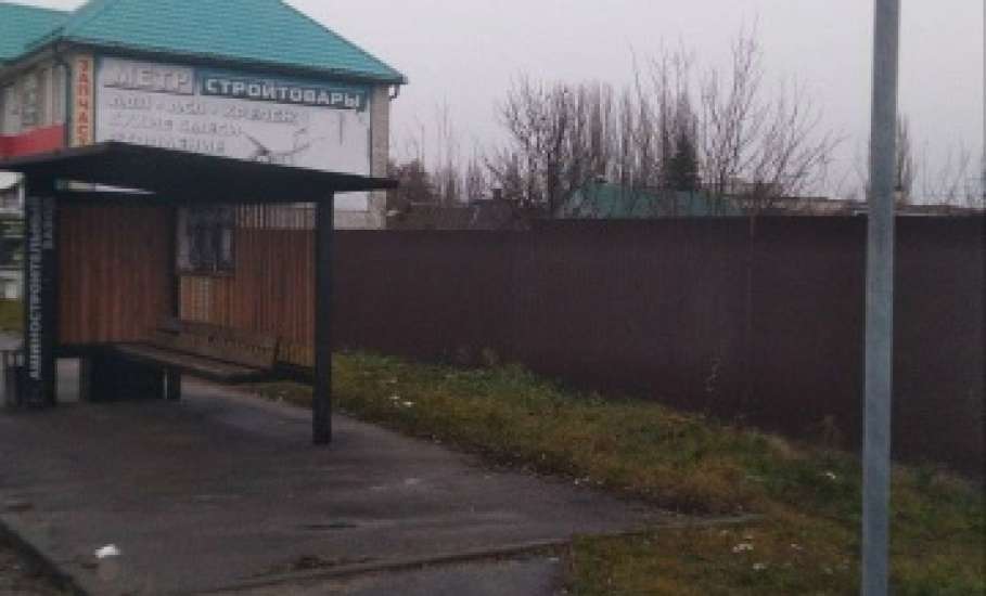 Рутинная работа в Ельце. Опиливают деревья, меняют ржавые дорожные знаки!