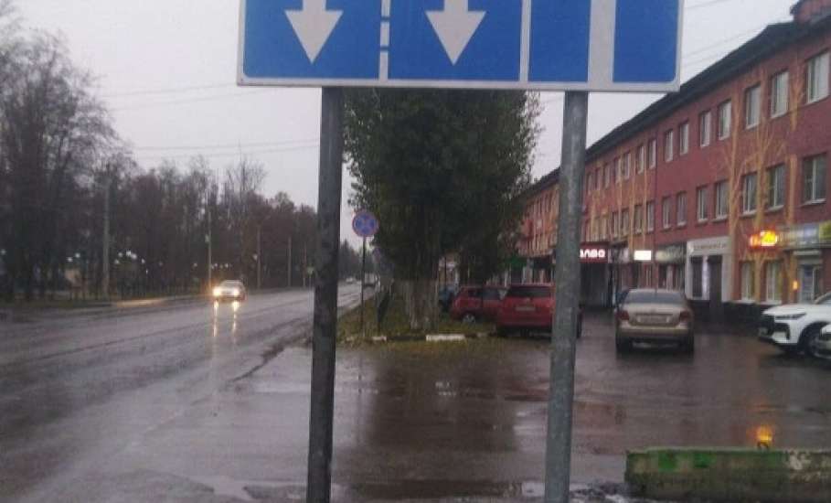 Рутинная работа в Ельце. Опиливают деревья, меняют ржавые дорожные знаки!