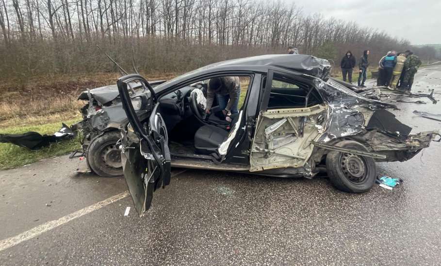 В Липецком районе в столкновении с большегрузом пострадала женщина – водитель иномарки!