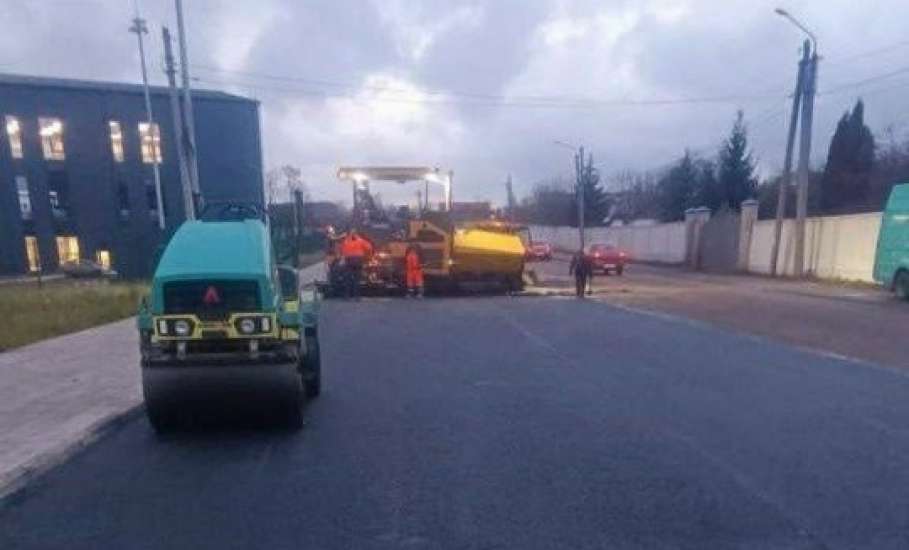 Сегодня в Ельце завершилось асфальтирование второй парковки у Дворца спорта Петрова