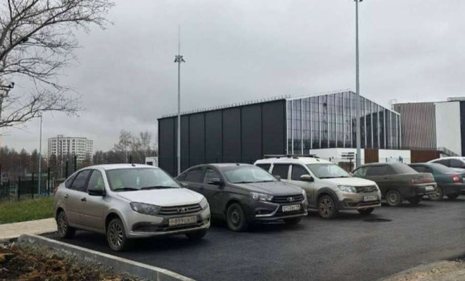 Сегодня в Ельце завершилось асфальтирование второй парковки у Дворца спорта Петрова