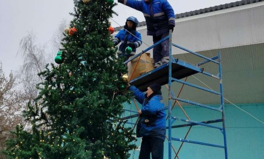 В Горсаду Ельца установили и украсили новогоднюю ёлку!