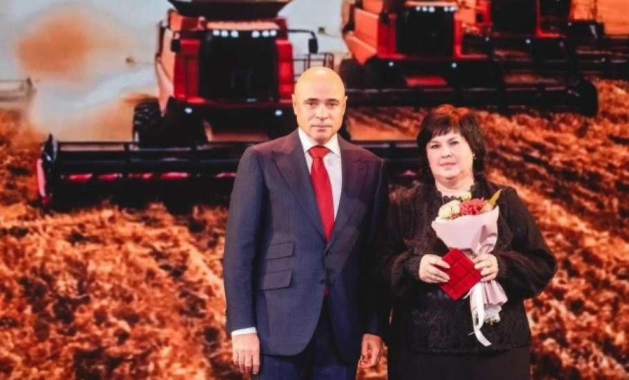 Игорь Артамонов наградил сотрудницу организации из Елецкого района