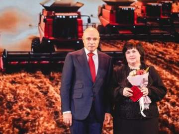 Игорь Артамонов наградил сотрудницу организации из Елецкого района