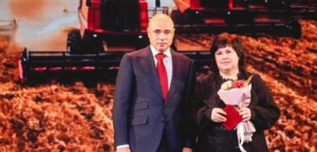 Игорь Артамонов наградил сотрудницу организации из Елецкого района