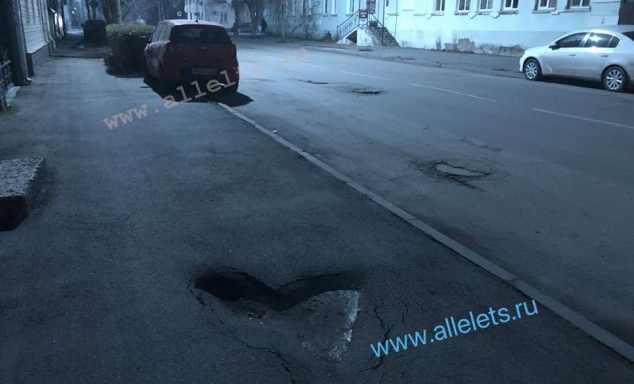В Ельце всё хорошо! Даже яма на тротуаре - и та, в форме сердечка!
