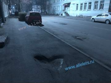 В Ельце всё хорошо! Даже яма на тротуаре - и та, в форме сердечка!