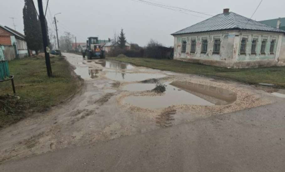 Ямы заделали на новом участке в Ельце по жалобам жителей
