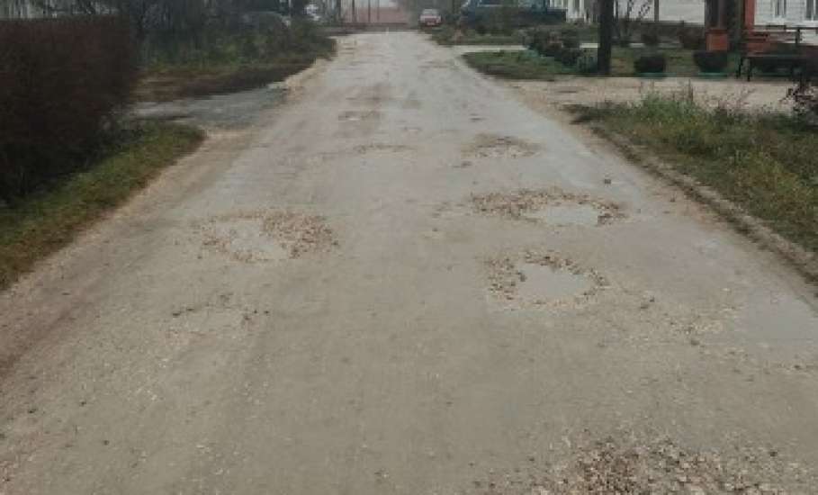 Ямы заделали на новом участке в Ельце по жалобам жителей