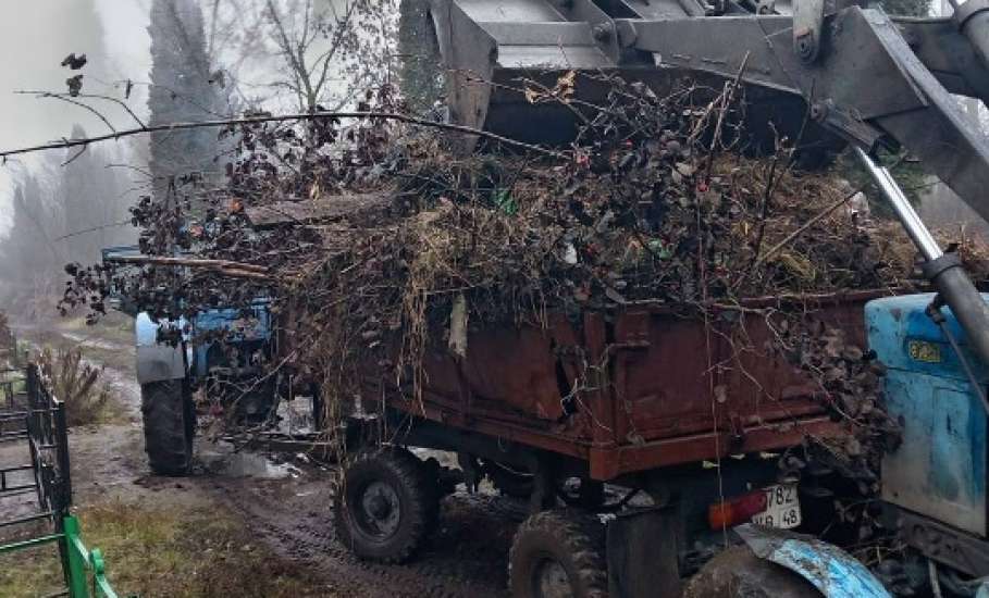 В Ельце продолжают наводить порядок на кладбище и улицах