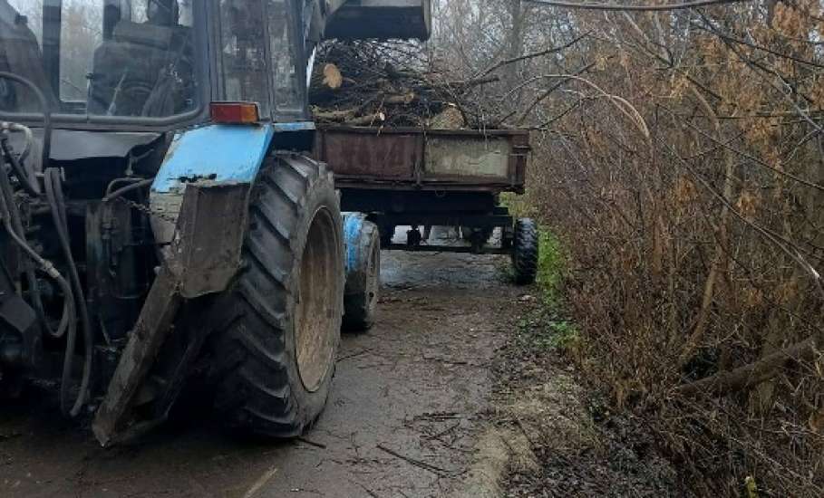 В Ельце продолжают наводить порядок на кладбище и улицах