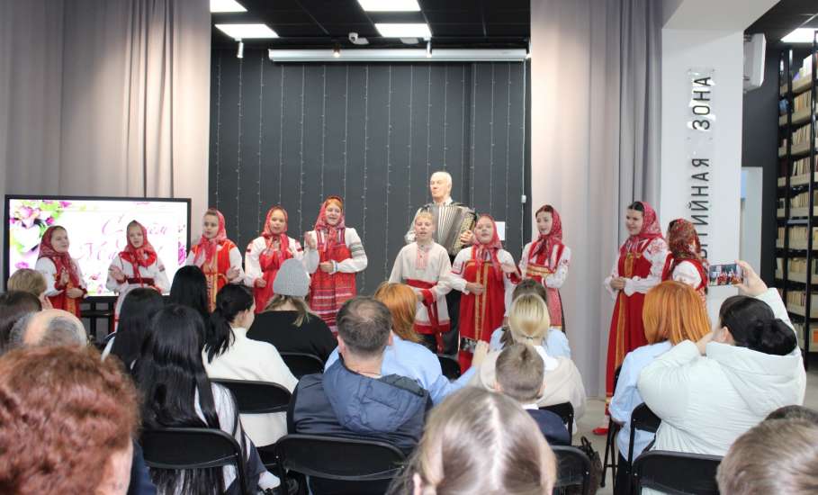 К Дню матери в библиотеке им. М.Е. Салтыкова-Щедрина состоялась праздничная программа