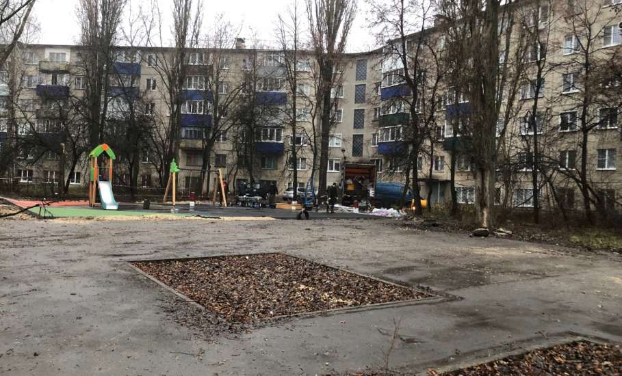 Сегодня в микрорайоне Новые дома в Ельце приступили к монтажу игрового комплекса по улице Свердлова