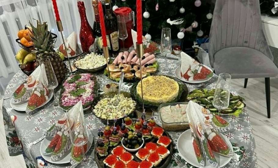 В 10 000 ₽ обойдется новогодний стол на семью из четырех человек!