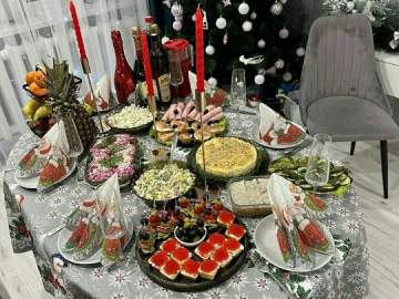 В 10 000 ₽ обойдется новогодний стол на семью из четырех человек!