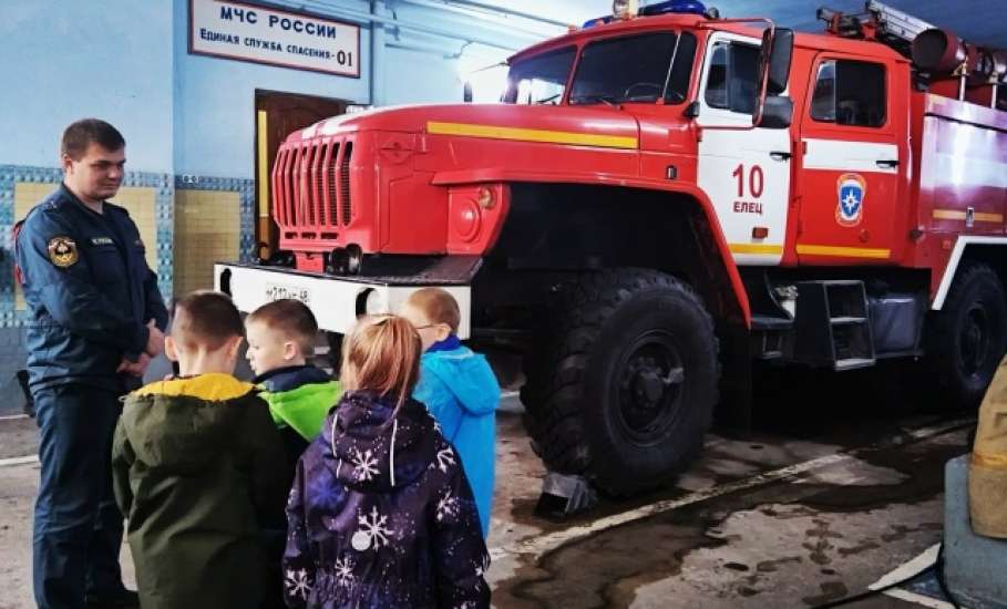 Воспитанники детсада №34 совершили экскурсию на пожарную каланчу Ельца