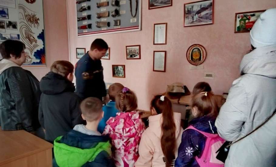 Воспитанники детсада №34 совершили экскурсию на пожарную каланчу Ельца