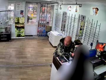 Полицейские уличили тамбовчанина в продаже ельчанке подделки под видом оригинального айфона