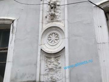 В Ельце пока ещё сохранились даже дома со старой лепниной на фасаде!