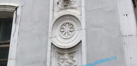В Ельце пока ещё сохранились даже дома со старой лепниной на фасаде!