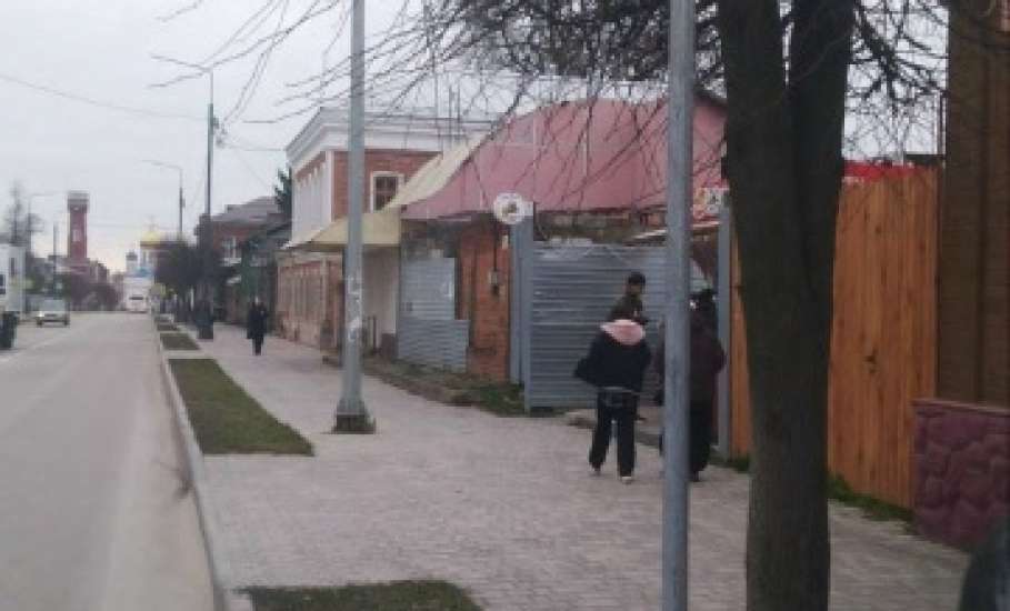 Елец благоустраивают! Знаки устанавливают, сучья летят!