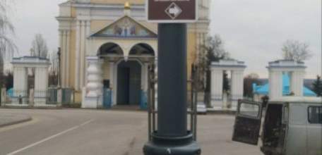 Елец благоустраивают! Знаки устанавливают, сучья летят!