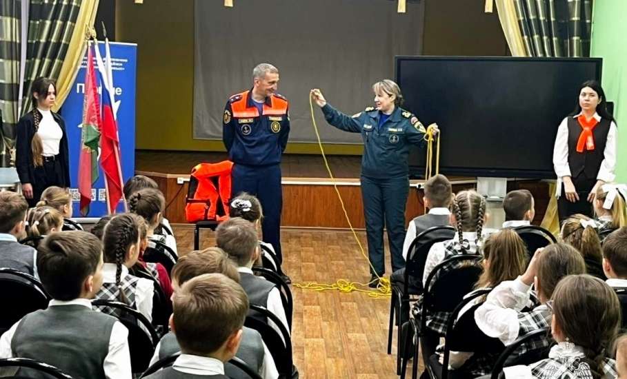 Урок безопасности из цикла «Разговоры о важном» провели инспекторы центра ГИМС в Гимназии №97 г. Ельца