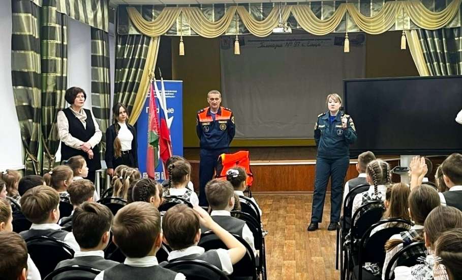 Урок безопасности из цикла «Разговоры о важном» провели инспекторы центра ГИМС в Гимназии №97 г. Ельца