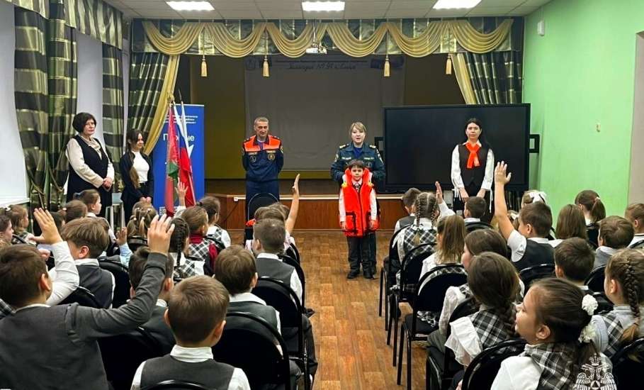 Урок безопасности из цикла «Разговоры о важном» провели инспекторы центра ГИМС в Гимназии №97 г. Ельца